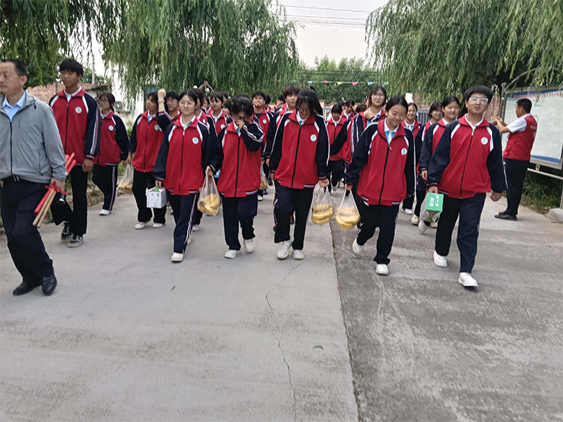 新乡县高级中学师生一行五十余人，于2026年5月24日下午，走进新乡县颐年园养老院，给这里的老年人开展志愿送温暖服务活动